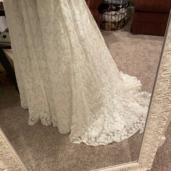 Galina Lace Wedding Gown with Pockets - Picture 12 of 14